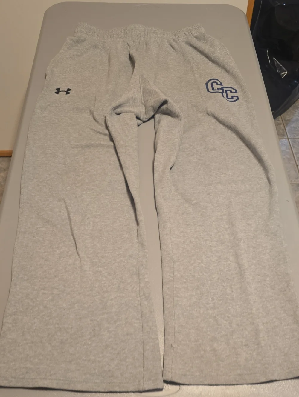 Under Armour Men's Large Light Gray Sweat Pants with Navy CC Logo